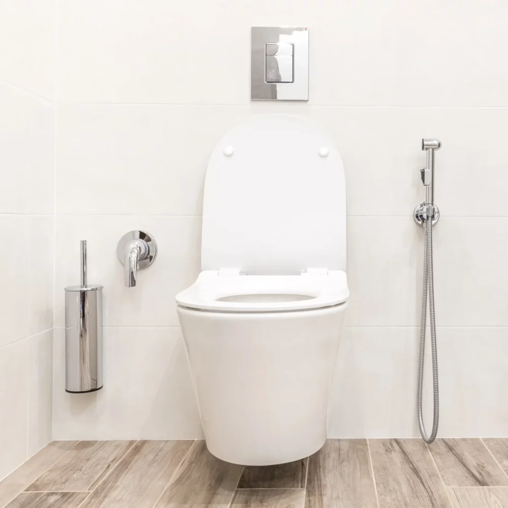 cuvette-toilette-dans-salle-bains-hitech-blanche-moderne-min cuvette-toilette-dans-salle-bains-hitech-blanche-moderne-min