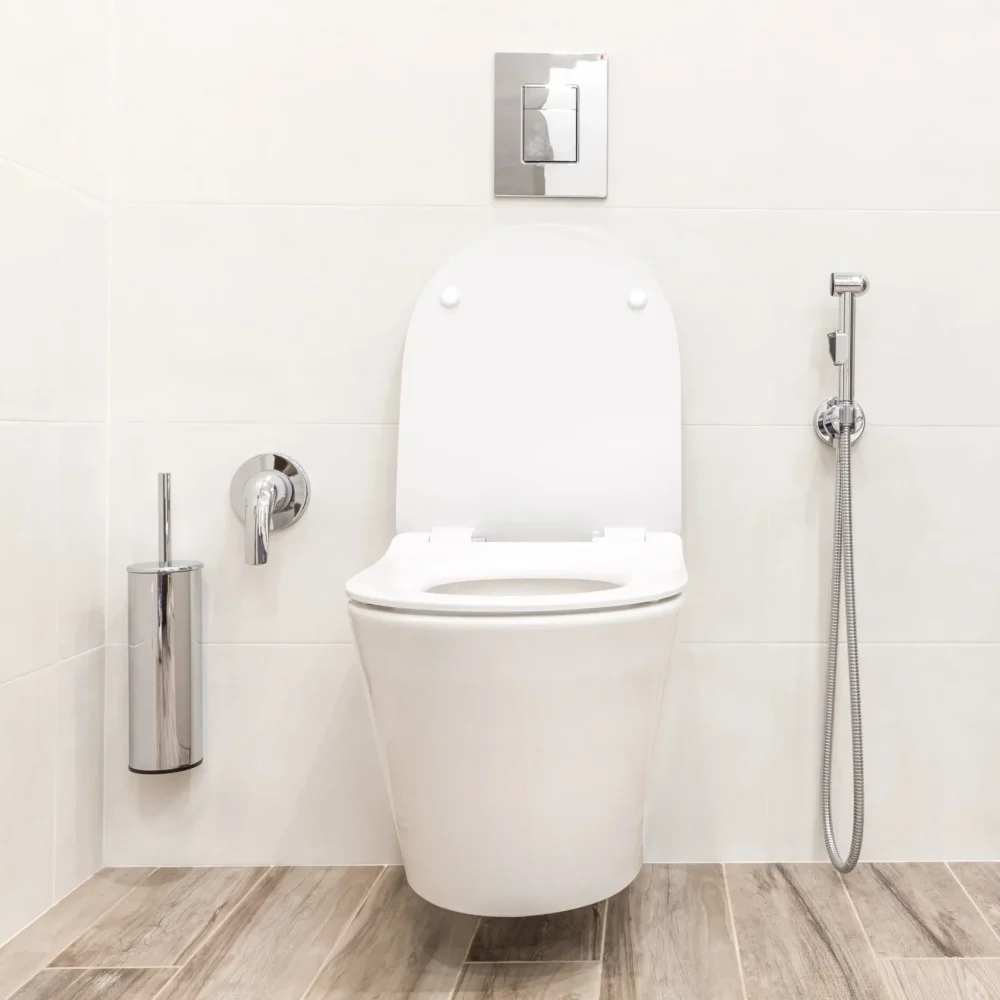 cuvette-toilette-dans-salle-bains-hitech-blanche-moderne-min