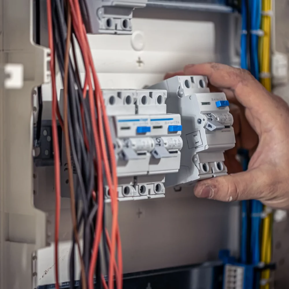 electricien-masculin-travaille-dans-standard-cable-raccordement-electrique-min electricien-masculin-travaille-dans-standard-cable-raccordement-electrique-min