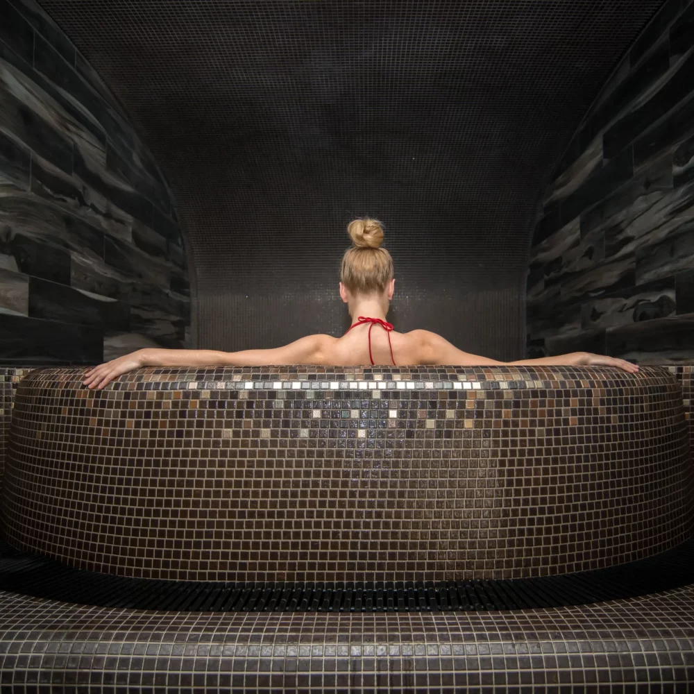 femme-se-detendre-dans-spa-min femme-se-detendre-dans-spa-min