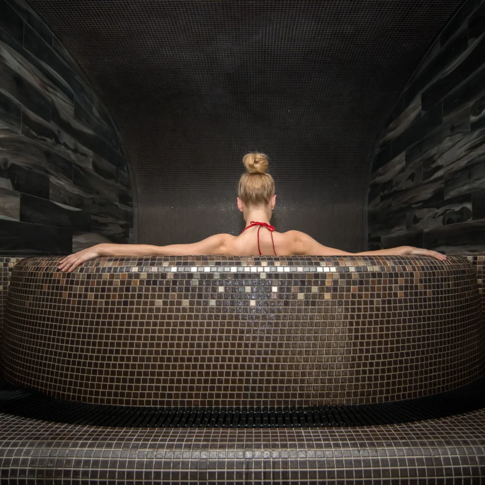 femme-se-detendre-dans-spa-min