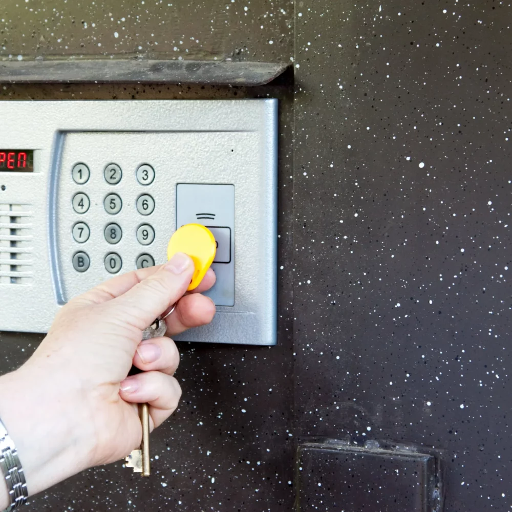 gros-plan-utilisation-interphone-min gros-plan-utilisation-interphone-min