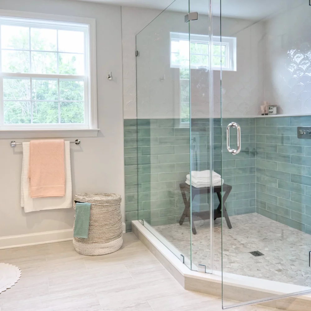 interieur-salle-bain-moderne-cabine-douche-min interieur-salle-bain-moderne-cabine-douche-min