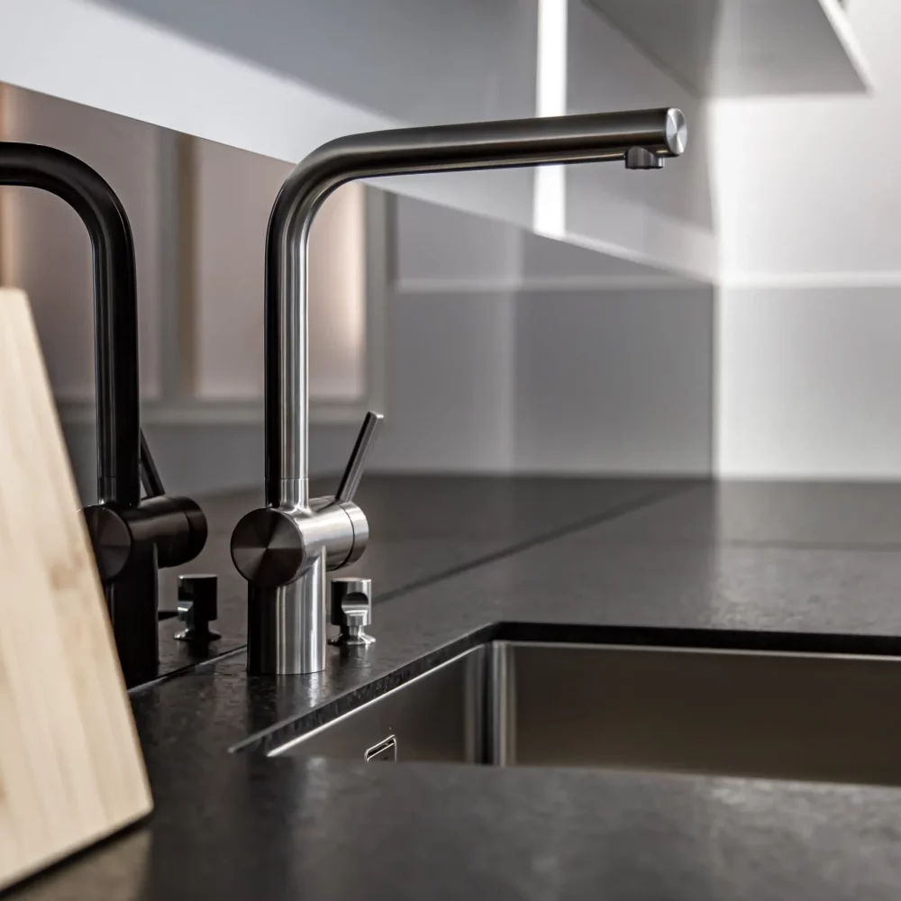 nouveau-robinet-acier-moderne-evier-cuisine-gros-plan-min nouveau-robinet-acier-moderne-evier-cuisine-gros-plan-min